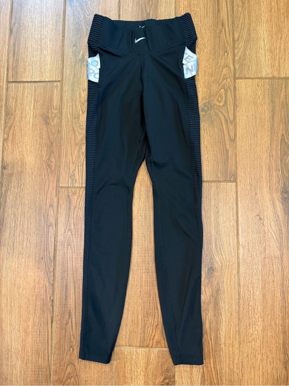 Nike AeroAdapt Women's Black Ankle Leggings Size S